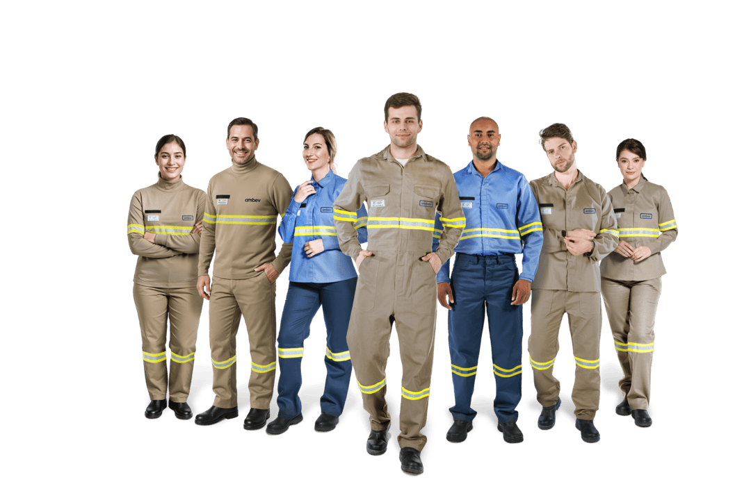 Grupo de trabalhadores vestindo uniformes antichama com faixas refletivas.