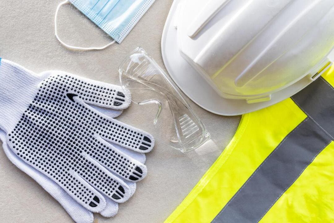 Equipamentos de proteção individual: luvas, máscara, óculos de segurança, capacete e colete refletivo.